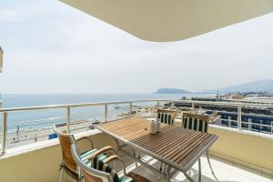 Image of Safran A40 Sea and Castle view