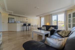 Image of Orient Hill garden and mountain view