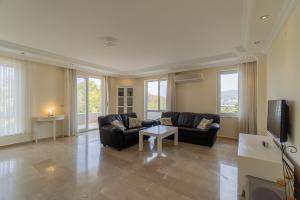 Image of Orient Hill garden and mountain view