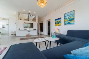 Image of Alcon 15 Sea and Castle view