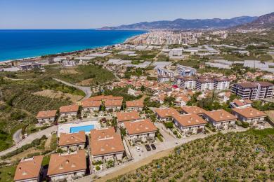 Diese Immobilie in Alanya bietet einen atemberaubenden Meerblick von einem Balkon und präsentiert ein helles, sonniges mediterranes Wohngefühl.