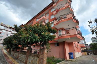 Vedere de la balconul proprietății din Alanya care prezintă arhitectura orașului sub un cer luminos și însorit.