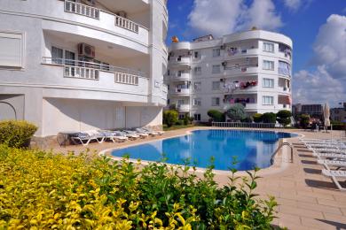 Lys og romslig balkong i Alanya med fliser, hvit balustrade og fantastisk utsikt over Middelhavet.