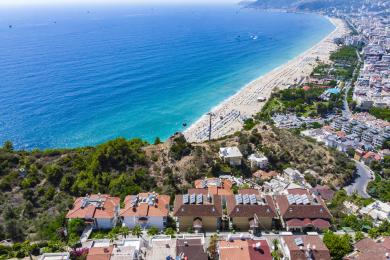Alanya-Balkon mit Sonnenliegen bietet einen atemberaubenden Blick auf das Mittelmeer und die Seilbahn.