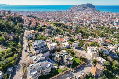 Alanya kinnisvara rõdu vitspunutud mööbli, marmorist piirde ja vapustava merevaatega eredas päikesevalguses.