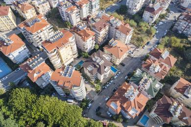 Tengerparti ingatlanegyüttes medencékkel és strandhozzáféréssel, amely nyugodt mediterrán életstílust kínál.