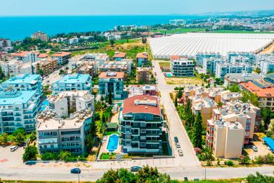 Alanya'da cam korkuluklu, fayans zeminli ve aydınlık, güneşli manzaralı balkonlu emlak.