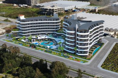 Obývacia izba v nehnuteľnosti Alanya s moderným lustrom, mramorovými akcentmi a pohodlným sedením v neutrálnych tónoch s prirodzeným svetlom.