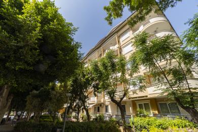 Alanya woning balkon met betegelde muren, zonnescherm en buitenset, met een helder, ontspannend uitzicht.