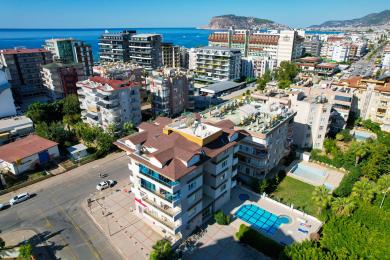Yorug' Alanya xonadonining yashash xonasi zamonaviy oshxona, qulay o'rindiqlar va katta derazalardan tushadigan tabiiy yorug'likka ega.