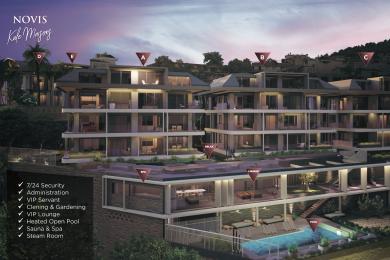 Sala de estar da propriedade de Alanya com vista para o oceano, com móveis modernos, tons neutros e luz natural brilhante.