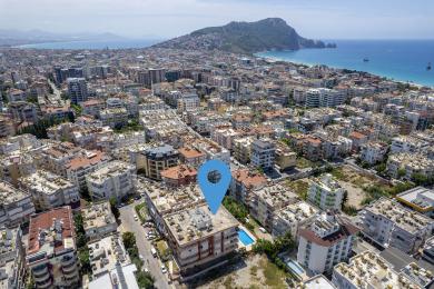 Alanya'da bulunan bu evin oturma odası, nötr tonları, modern aydınlatması, konforlu oturma alanları ve rahat, davetkar bir atmosfere sahiptir.