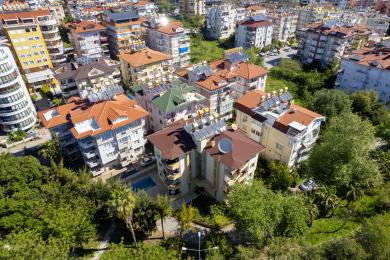 ალაიას საკუთრებაში არსებული ნათელი, ღია გეგმარების მისაღები და სასადილო ზონა მოიცავს კერამიკის იატაკს, თანამედროვე სამზარეულოს და კომფორტულ დასაჯდომ ადგილებს.