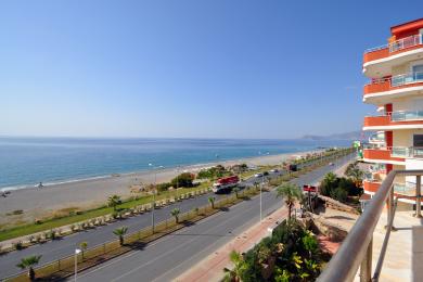 Vista da varanda da propriedade de Alanya, mostrando a praia, a costa e a atmosfera clara e ensolarada.