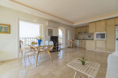 Jasny apartament w Alanyi z kuchnią na otwartym planie i jadalnią z marmurowymi podłogami oraz dostępem do balkonu.
