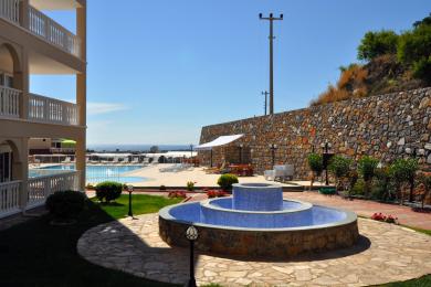 Alanya mulkida koshinli favvora va tosh devor bilan jihozlangan chiroyli ochiq hovuz maydoni mavjud bo'lib, dam olish muhitini yaratadi.