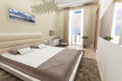 Ljust sovrum i Alanya med en plyschig säng, modern ljuskrona och tillgång till balkong, vilket skapar en lugn atmosfär.