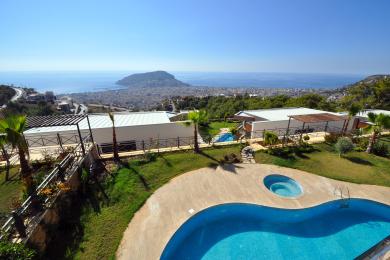 Alanya mulki shaxsiy basseyn, jakuzi va shahar va O'rta er dengizining ajoyib panoramik manzaralariga ega.