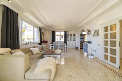 アラニヤの物件のリビングルームには、大理石の床、ニュートラルなソファ、ダイニングエリア、そして明るく開放的な雰囲気があります。