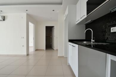 Alānijas īpašuma virtuve ar gludiem baltiem skapīšiem, melnām darba virsmām, teksturētu backsplash un spilgtu, modernu atmosfēru.