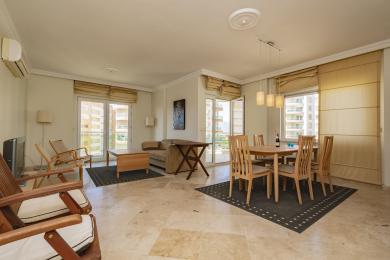 Svijetli apartman u Alanji s dnevnim boravkom i blagovaonicom s podovima od travertina, neutralnim tonovima i pristupom balkonu.