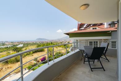 Alanya mulkidagi o'rindiqli balkon shaharning va O'rta er dengizining panoramik ko'rinishlarini taqdim etadi.