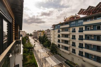 Alanya woning met balkon uitzicht op de straat, met moderne architectuur en een heldere, luchtige sfeer.