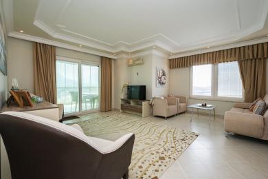 Yorug' Alanya mehmonxonasi neytral ranglar, kafel qoplamasi, balkon chiqishi va qulay o'rindiqlari bilan dam olish muhitini yaratadi.