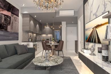 Alanya appartement woonkamer met marmeren accenten, moderne keuken en elegante kroonluchter die een heldere, verfijnde sfeer creëert.