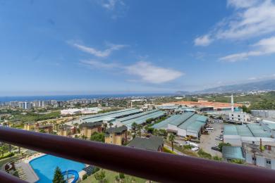 Alanya şehir manzarası, havuz ve deniz manzaralı balkon, aydınlık güneşli bir gün.