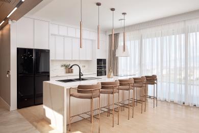 Cozinha moderna e luminosa em Alanya com armários brancos, bancadas de mármore, assentos na ilha e cortinas translúcidas.