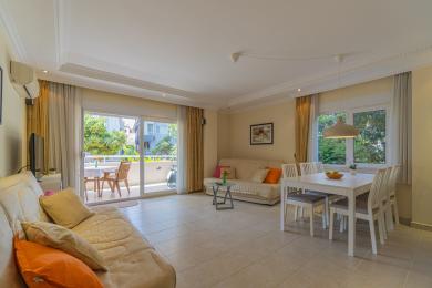 Lichte woonkamer in Alanya met comfortabele zitplaatsen, een eethoek en toegang tot een balkon.