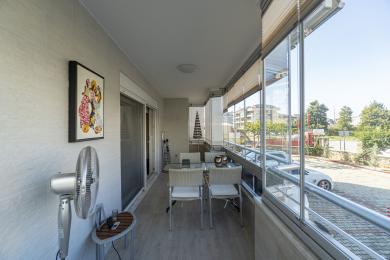 Proprietate în Alanya cu balcon cu închidere de sticlă, podea cu gresie, set de dining și atmosferă luminoasă și aerisită.