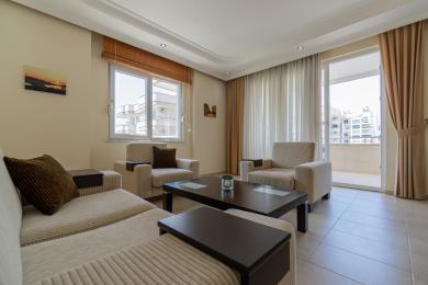 Yorug' Alanya mehmonxonasi neytral ohanglar, qulay o'rindiqlar, balkon chiqishi va iliq, jozibali muhitga ega.
