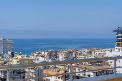 Alanya Immobilien Balkonblick mit Blick auf die Skyline der Stadt und das strahlend blaue Mittelmeer.
