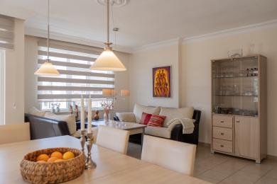 Alanya'da bulunan bu evin oturma odası, nötr tonları, modern aydınlatması, konforlu oturma alanları ve rahat, davetkar bir atmosfere sahiptir.