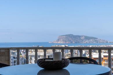 Alanya fastighet balkong med fantastisk havsutsikt, marmorräcken och ljus, luftig atmosfär.