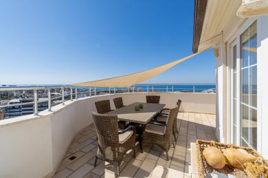 Proprietate în Alanya cu balcon cu set de luat masa din răchită, umbrar și vederi uimitoare la Marea Mediterană.