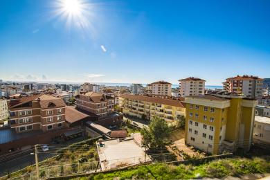 Proprietate în Alanya cu vedere spre orizontul orașului, marea Mediterană și soare strălucitor.