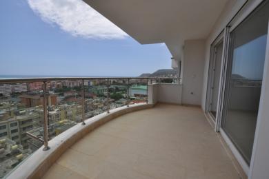 Geniş Alanya eyvanı, kafel döşəməsi, şüşə məhəccərləri və panoramik şəhər və dəniz mənzərələri ilə günəş işığına qərq olmuşdur.