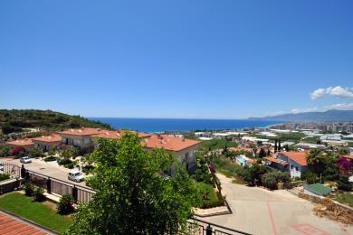 Diese Immobilie in Alanya bietet einen atemberaubenden Meerblick von einem Balkon und präsentiert ein helles, sonniges mediterranes Wohngefühl.