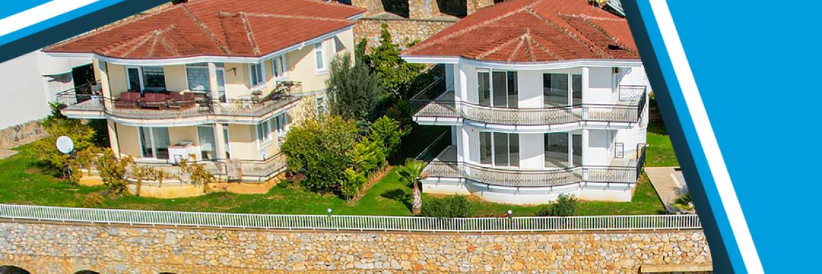 Πολυτελή παραθεριστικά σπίτια στην Αλάνια με μπαλκόνια και χώρους στάθμευσης αυτοκινήτων προσφέρουν χαλαρές μεσογειακές διακοπές.