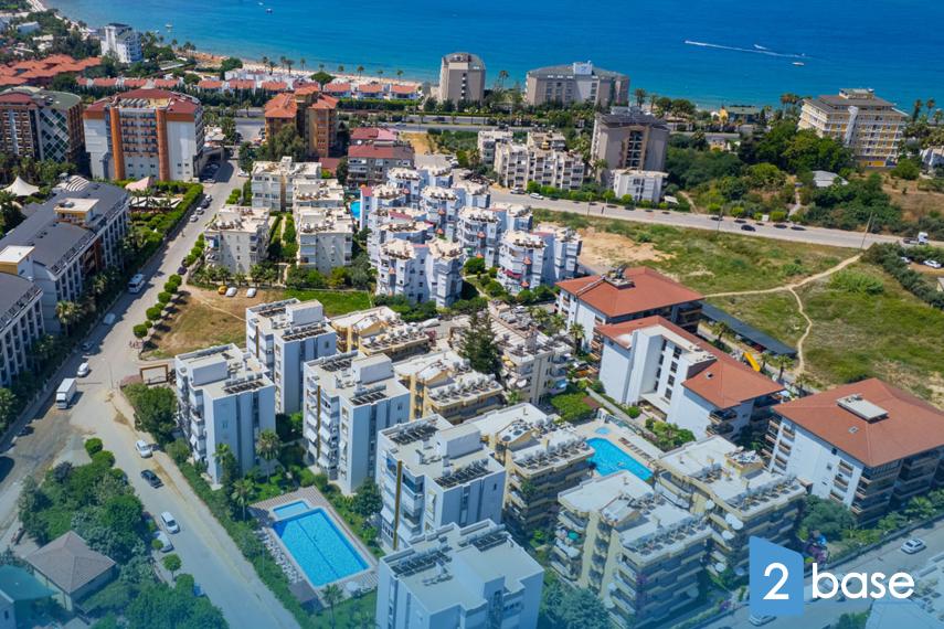 Zračni pogled na kuće za odmor i apartmane blizu plaže u Alanji, Turska, nudi opuštenu atmosferu.