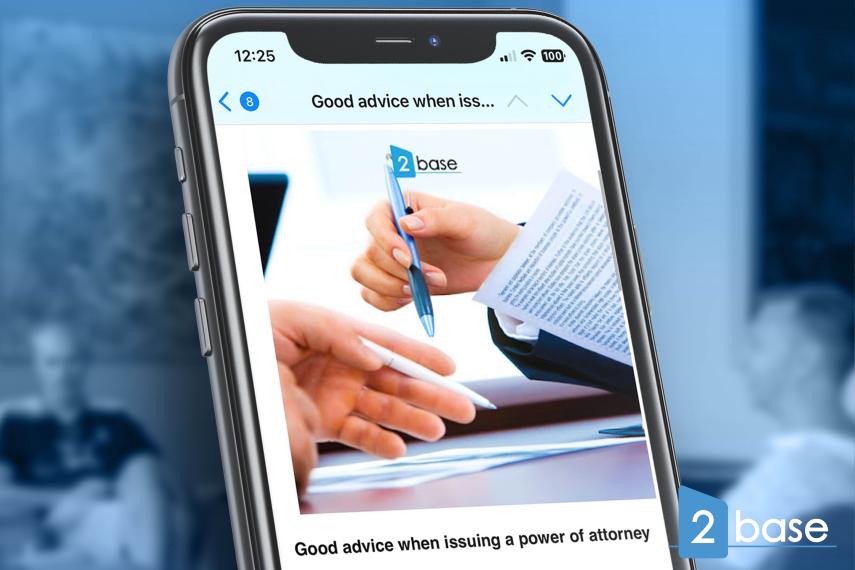 Alanyai ingatlanjogi tanácsadás egy mobiltelefon képernyőjén, a 2Base ingatlaniroda közreműködésével.
