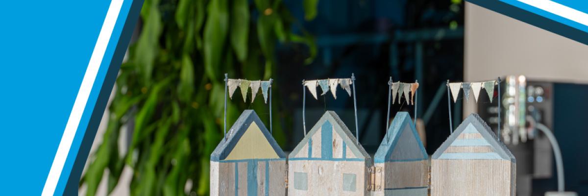 Casitas de playa en miniatura evocan un ambiente relajado de casa de vacaciones en Alanya.