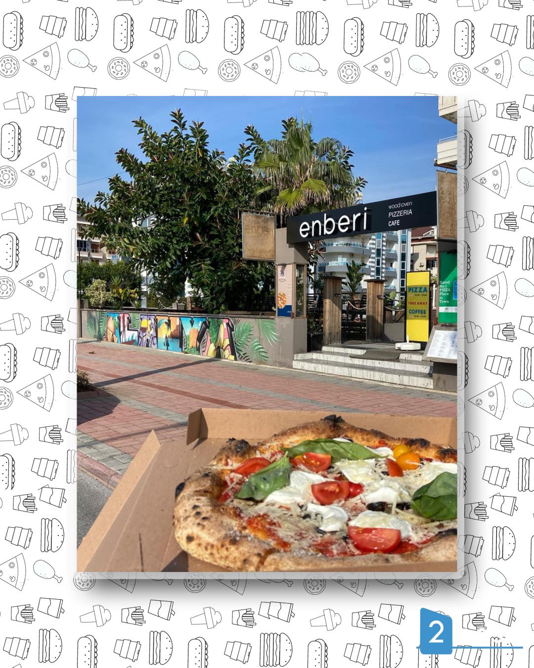 Pizza delicioasă de la Pizzeria Enberi din Alanya, Turcia, oferind un gust al deliciilor culinare locale.