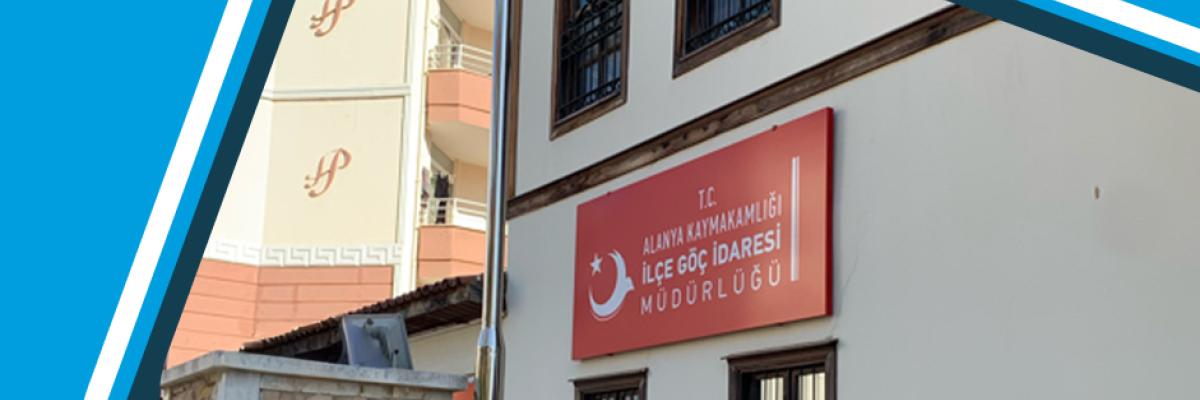 Alanya Kaymakamligi binosi, asosiy mahalliy hukumat idorasi, quyoshli Alanya, Turkiya.