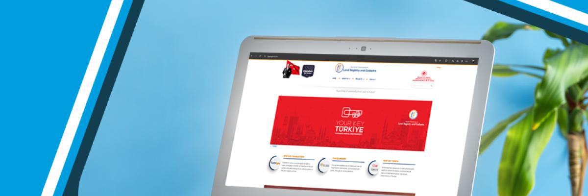 Laptop care afișează site-ul web turcesc de cadastru, promovând case de vacanță și investiții imobiliare în Alanya.