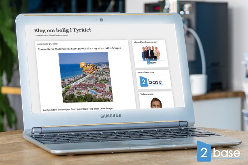 Ένα laptop που εμφανίζει ένα blog για εξοχικές κατοικίες στην Αλάνια της Τουρκίας, δείχνοντας ευκαιρίες επενδύσεων σε παραθαλάσσια ακίνητα.