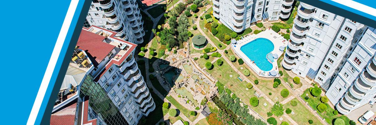 Σπίτια διακοπών στην Αλάνια προσφέρουν πισίνες, κήπους και γήπεδα τένις για χαλαρές διακοπές στην Τουρκία.